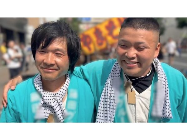 肩を組んでる写真