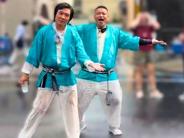 水浴びながらポーズ
