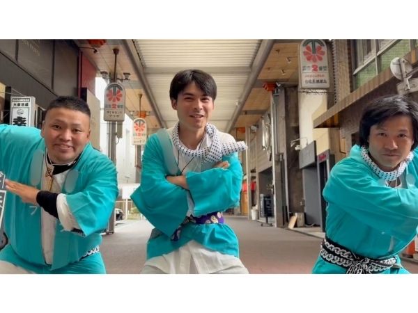 3人でポーズを決めている様子