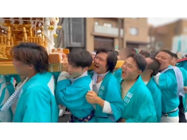 御神輿担ぎ中