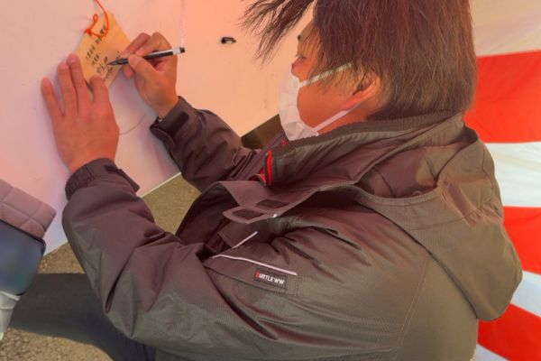絵馬を書く部長