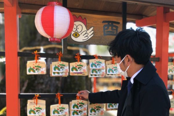 鳥の干支に絵馬を吊るす社長