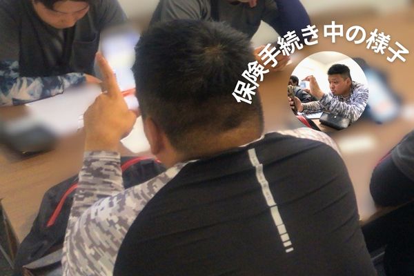 保険手続き中の写真