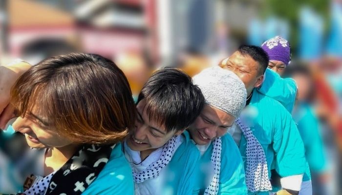 お神輿担ぎ中の写真