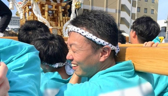 お神輿担ぎ中の平井くん