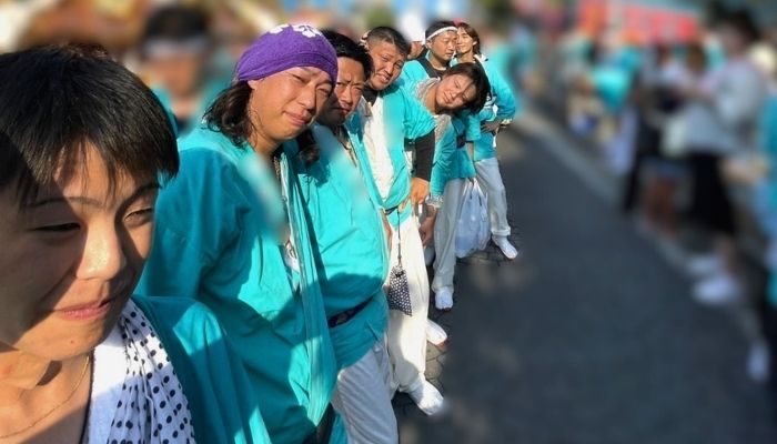 お神輿前で休憩中の写真
