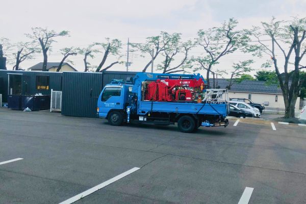 造園会社さん車と桜の木