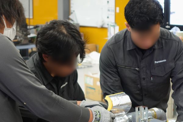 断熱材施工の様子⓷