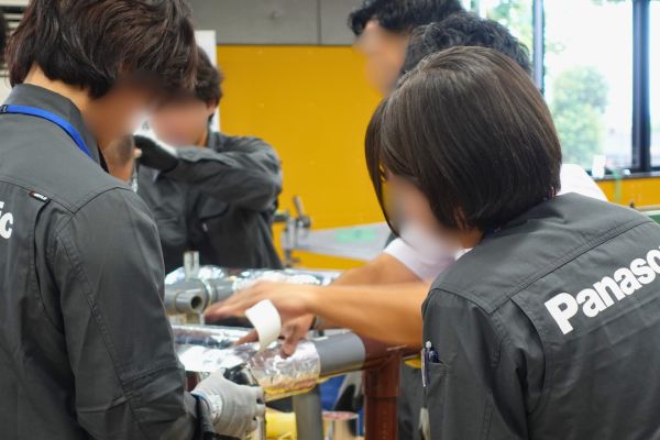 断熱材施工の様子⓶