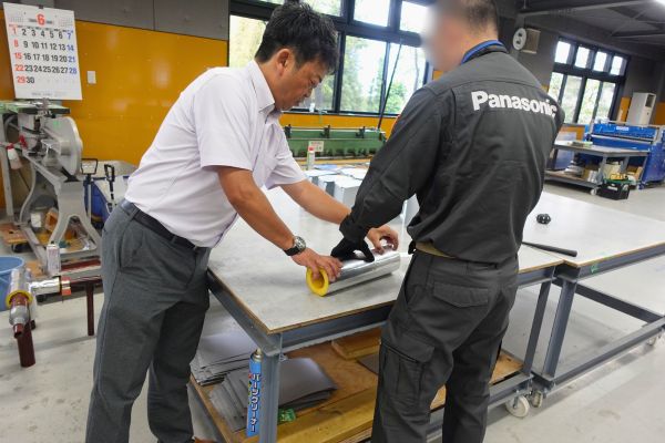 断熱材施工の様子⓵